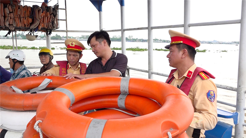 Lực lượng CSGT đến kiểm tra các phương tiện vận chuyển hàng hóa trên sông Ảnh 2: Cán bộ, chiến sĩ CSGT kiểm tra các trang thiết bị trên các phương tiện vận chuyển hành khách trên sông.