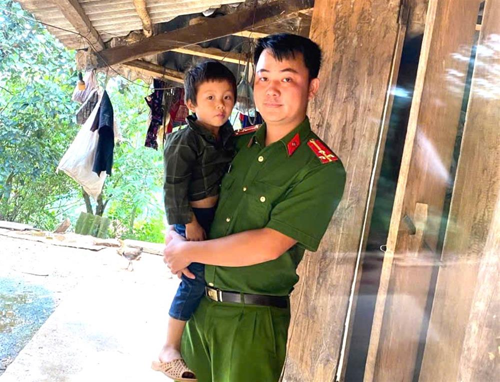 Em nhỏ được Đại úy Cà Văn Minh nhận nuôi.