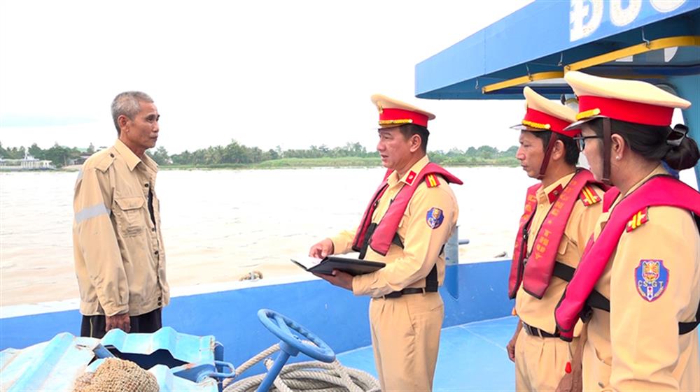 Lực lượng CSGT đến kiểm tra các phương tiện vận chuyển hàng hóa trên sông.