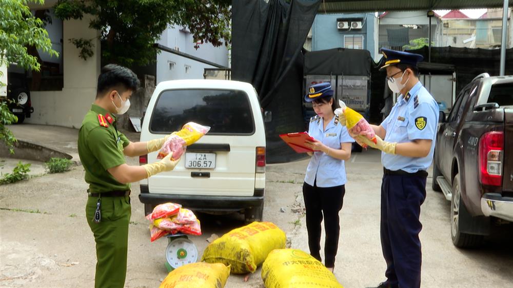 Lực lượng Công an phối hợp với Quản lý thị trường kiểm tra lô xúc xích nhập lậu trên địa bàn thành phố Lạng Sơn.