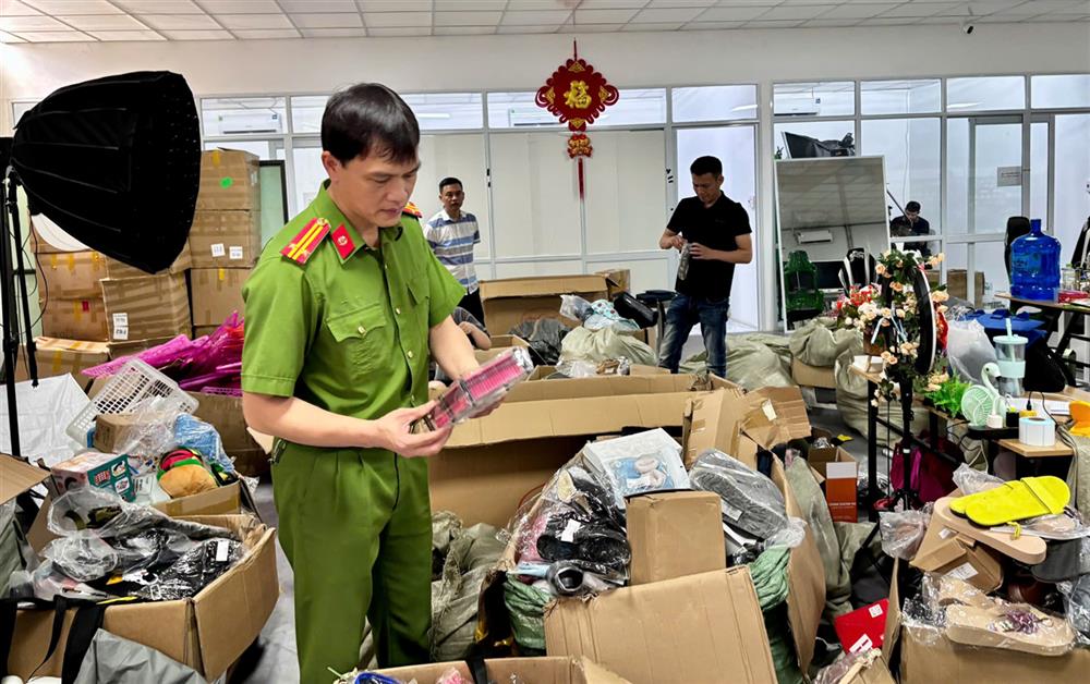 Nhiều hàng hoá vi phạm bị lực lượng Công an tỉnh Lạng Sơn thu giữ trong đợt cao điểm.