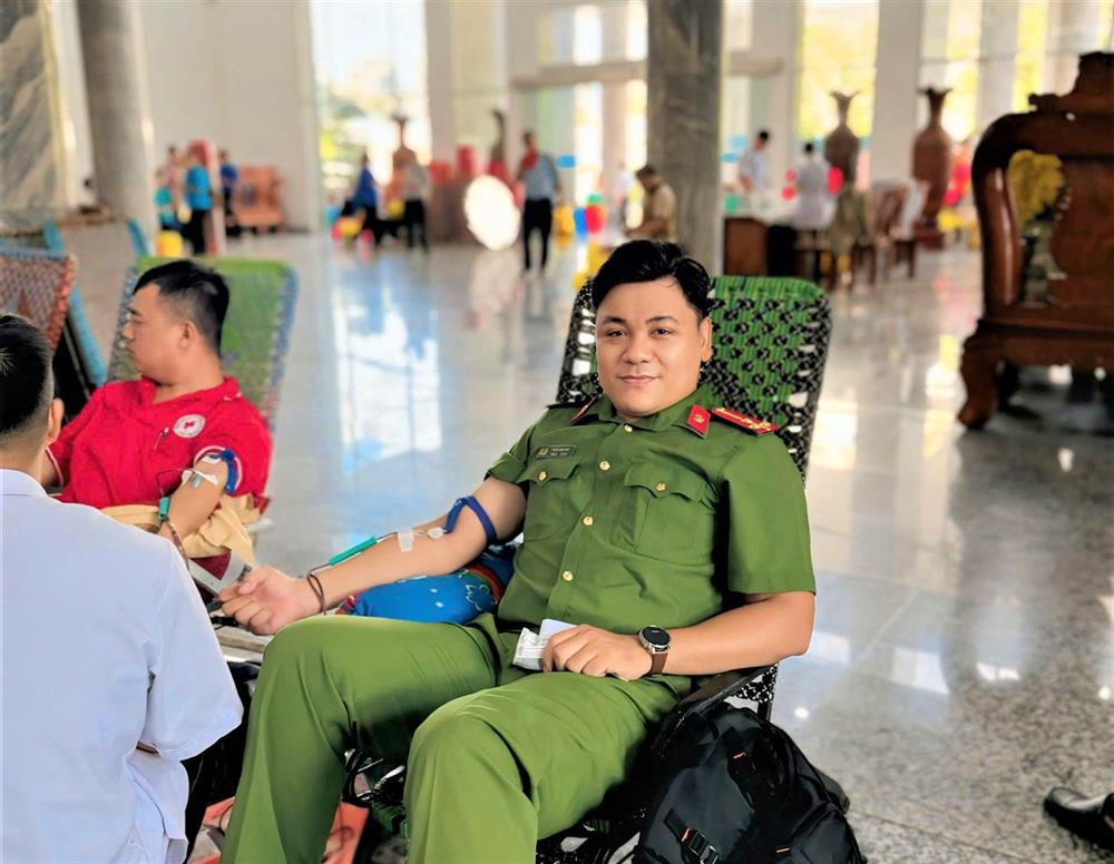 Thượng úy Trần Văn Phú, cán bộ Công an xã Vĩnh Thuận Đông, huyện Long Mỹ đã trên 80 lần tham gia hiến máu.