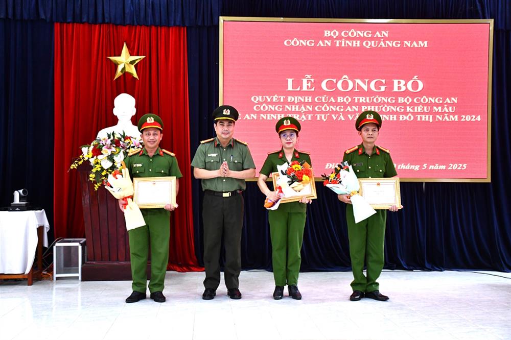 Thừa ủy quyền của Bộ trưởng Bộ Công an, Đại tá Nguyễn Xuân Hoàng, Phó Giám đốc Công an tỉnh trao Giấy chứng nhận công nhận Công an các phường Điện An, Điện Nam Đông, Điện Nam Trung là Công an phường kiểu mẫu về ANTT và văn minh đô thị năm 2024.