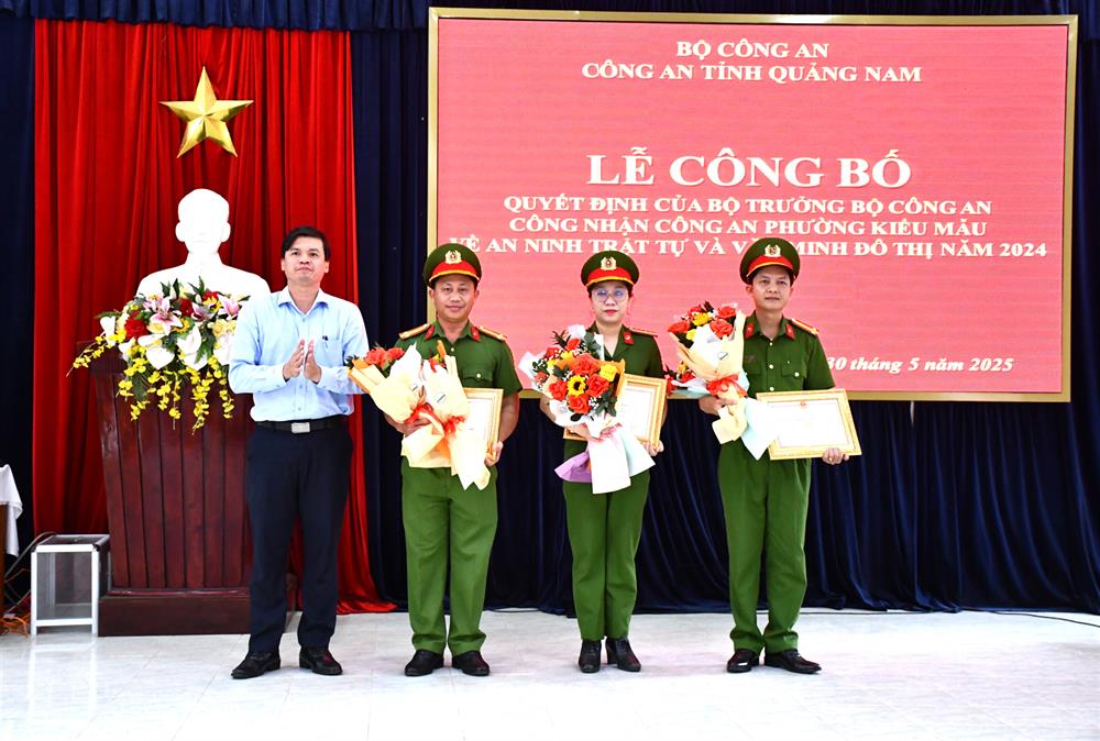 Đồng chí Nguyễn Minh Hiếu, Phó Bí thư Thị ủy, Chủ tịch Ủy ban nhân dân thị xã Điện Bàn tặng hoa chúc mừng 03 đơn vị.