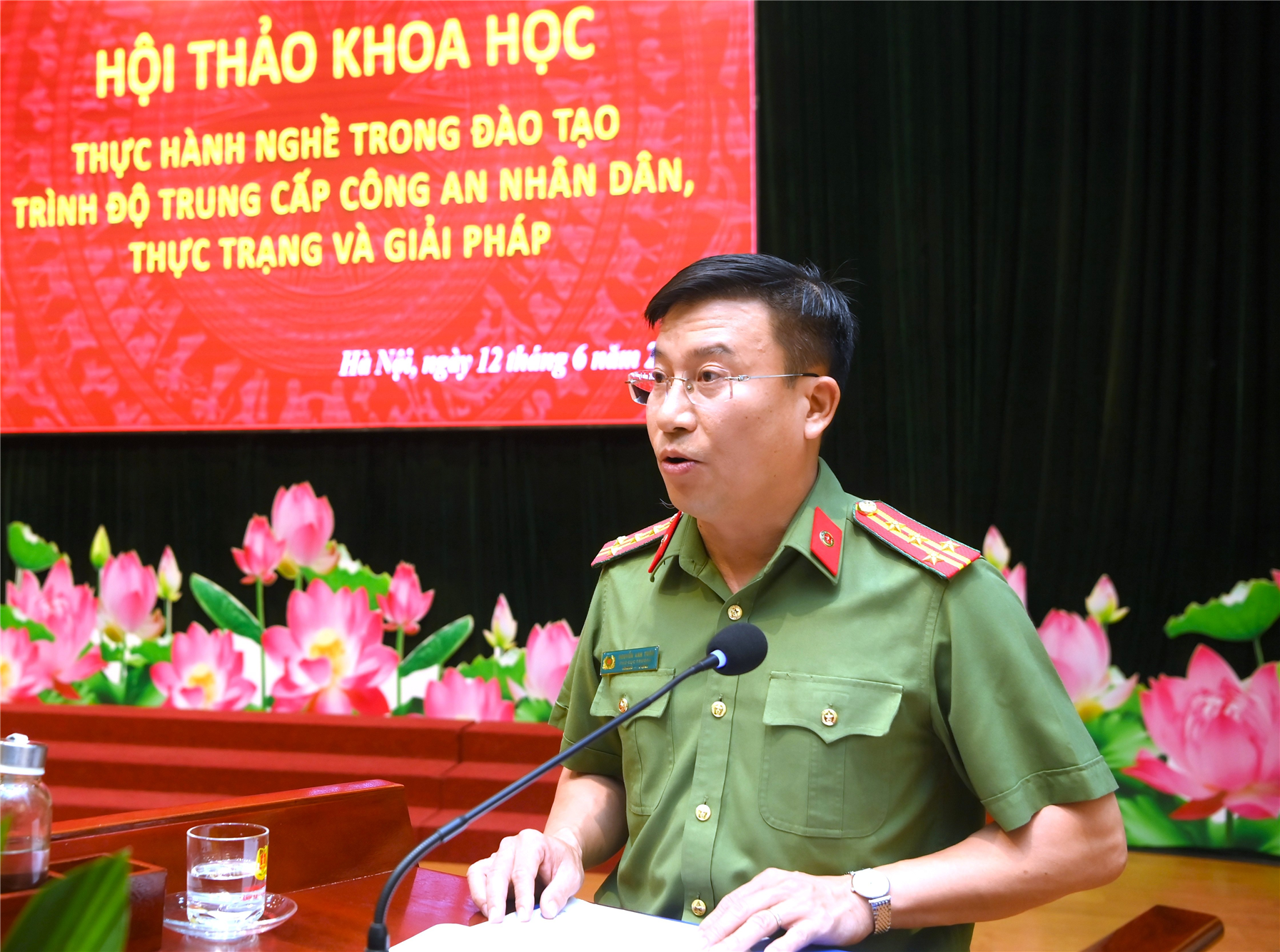 Đại tá, TS Nguyễn Anh Tuấn, Phó Cục trưởng Cục Đào tạo Bộ Công an phát biểu khai mạc và đề dẫn Hội thảo.