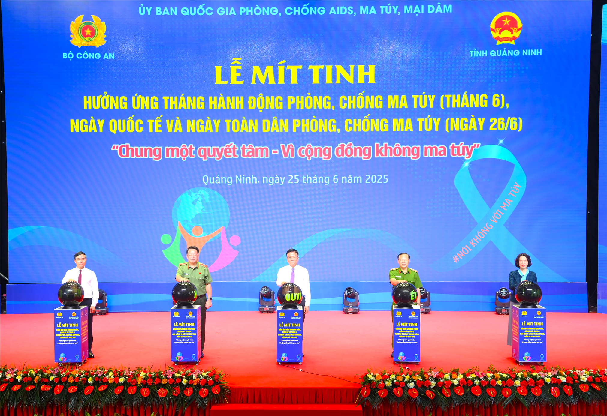 Phó Thủ tướng Chính phủ Lê Thành Long; Thứ trưởng Nguyễn Văn Long cùng các đại biểu thực hiện nghi thức phát động Tháng hành động PCMT, Ngày quốc tế PCMT và Ngày toàn dân PCMT.