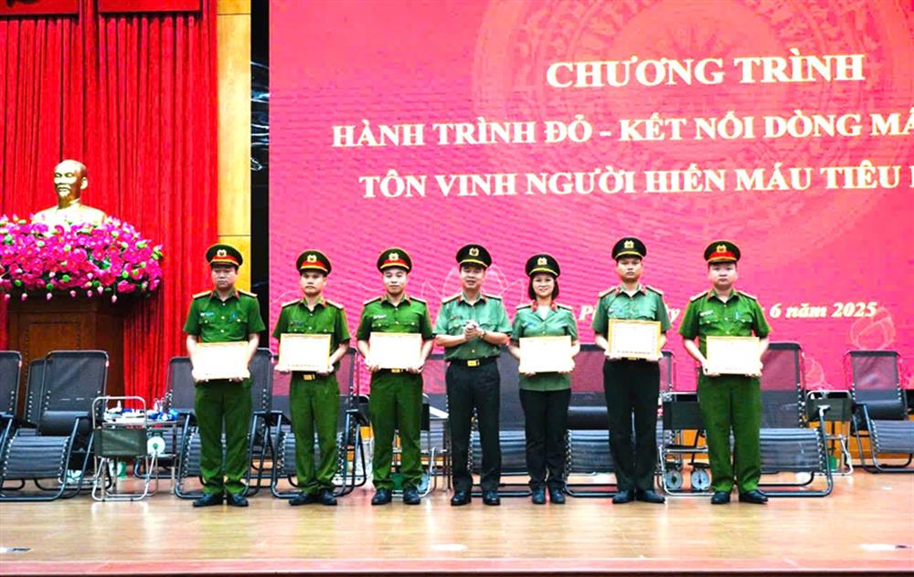 Các cá nhân có thành tích tiêu biểu trong công tác hiến máu tình nguyện năm 2024 được nhận khen thưởng.