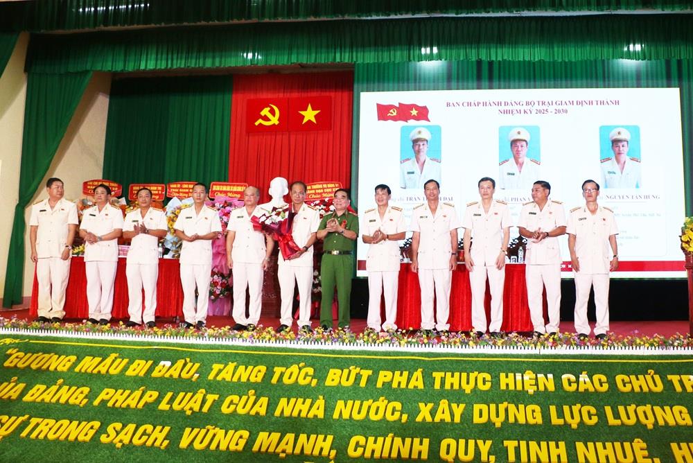 Thiếu tướng Nguyễn Việt Hùng, Phó Cục trưởng Cục Cảnh sát quản lý trại giam, cơ sở giáo dục bắt buộc, trường giáo dưỡng tặng hoa chúc mừng Ban Chấp hành Đảng bộ Trại giam Định Thành nhiệm kỳ mới. 
