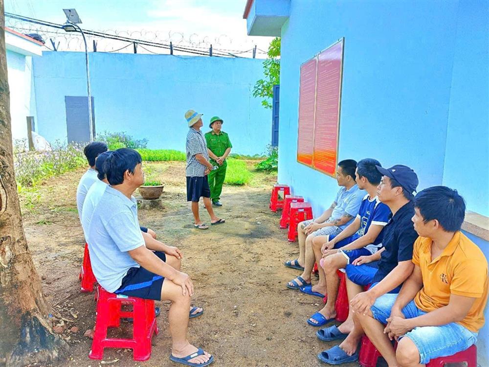 Tổ chức cho người cai nghiện học tập nội quy cơ sở cai nghiện.
