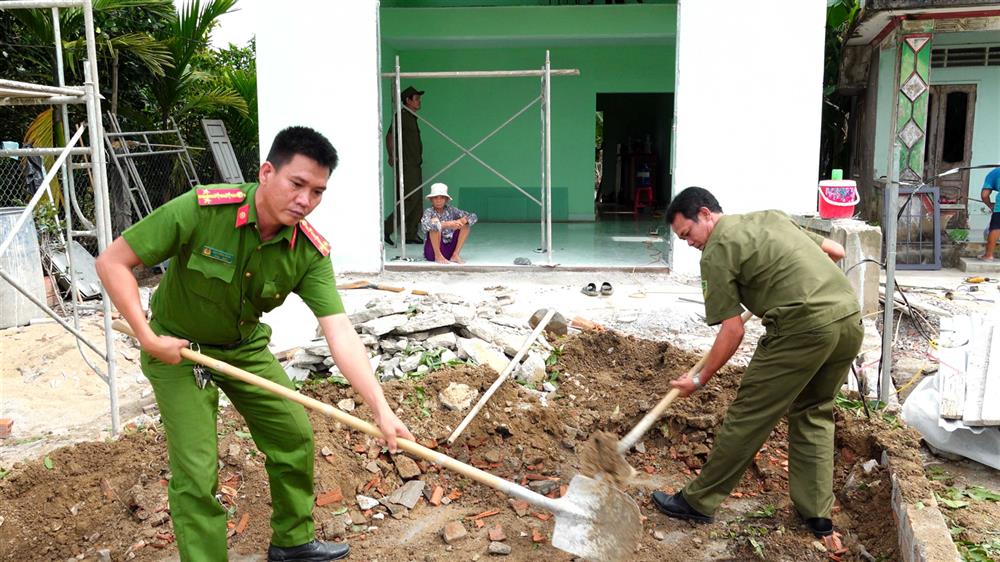 Công an xã Phước Hiệp hỗ trợ gia đình ông Diệp Văn Đẹp hoàn chỉnh những hạng mục cuối để hoàn chỉnh ngôi nhà mới.