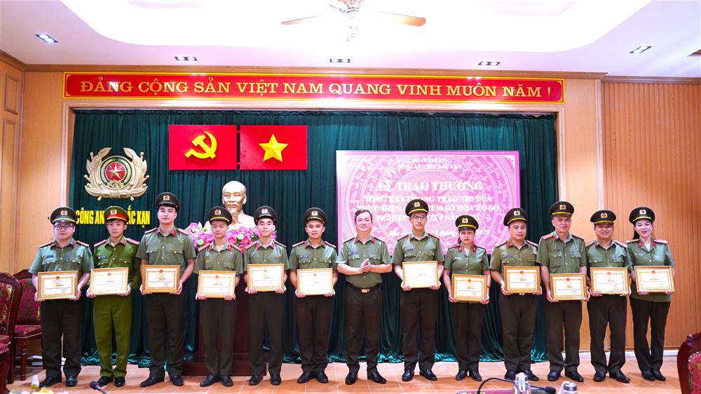 Với những kết quả đã đạt được, Công an tỉnh Bắc Kạn trao Giấy khen tặng Phòng Hồ sơ nghiệp vụ và 11 cá nhân có thành tích xuất sắc.