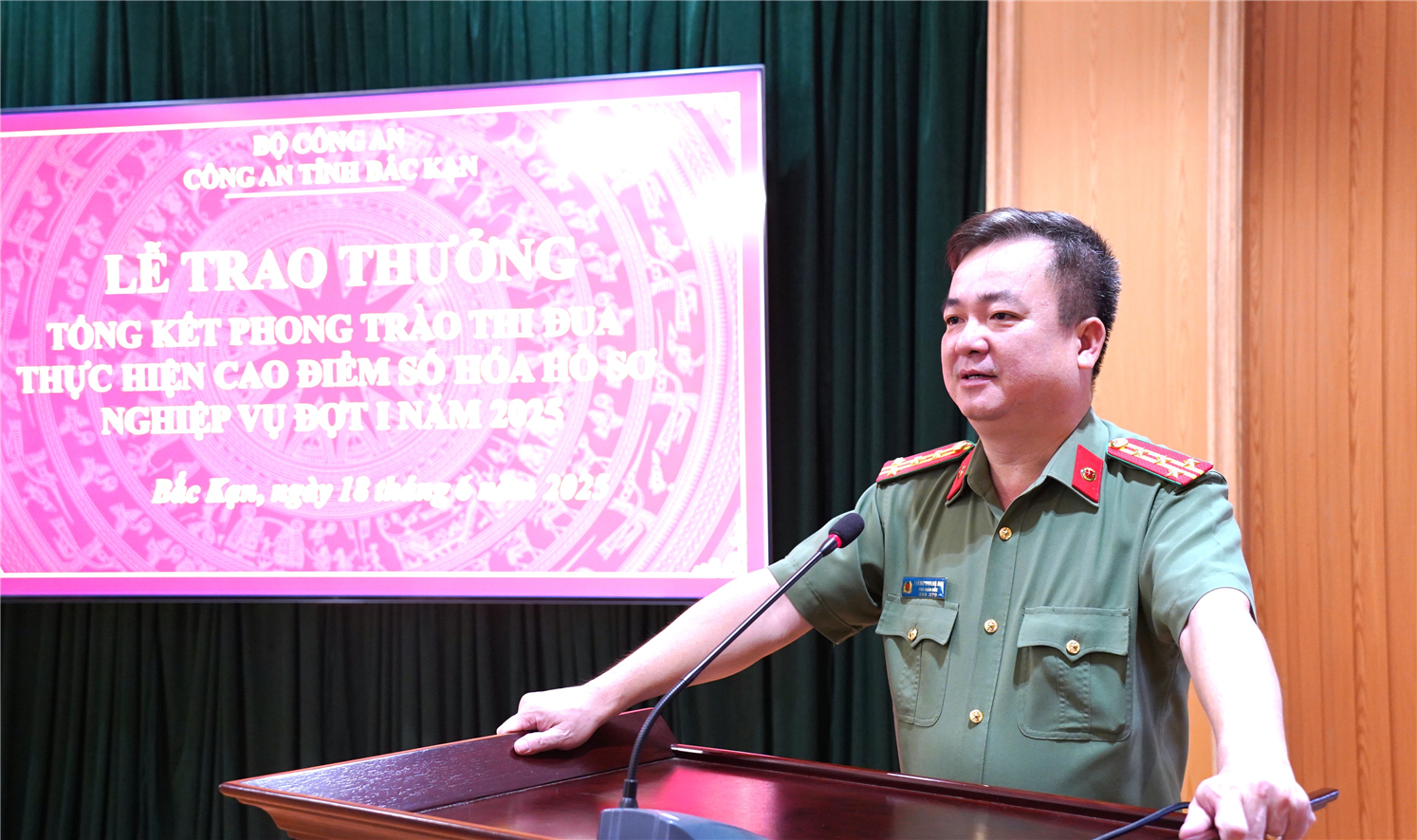 Đại tá Thăng Quang Huy, Phó Giám đốc Công an tỉnh biểu dương, ghi nhận những thành tích của lực lượng hồ sơ trong đợt cao điểm.