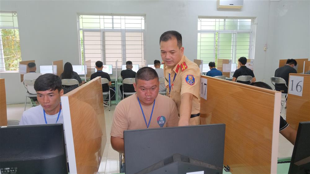 Cán bộ Phòng CSGT Công an tỉnh Cao Bằng hướng dẫn thí sinh nhập thông tin phần thi lý thuyết.