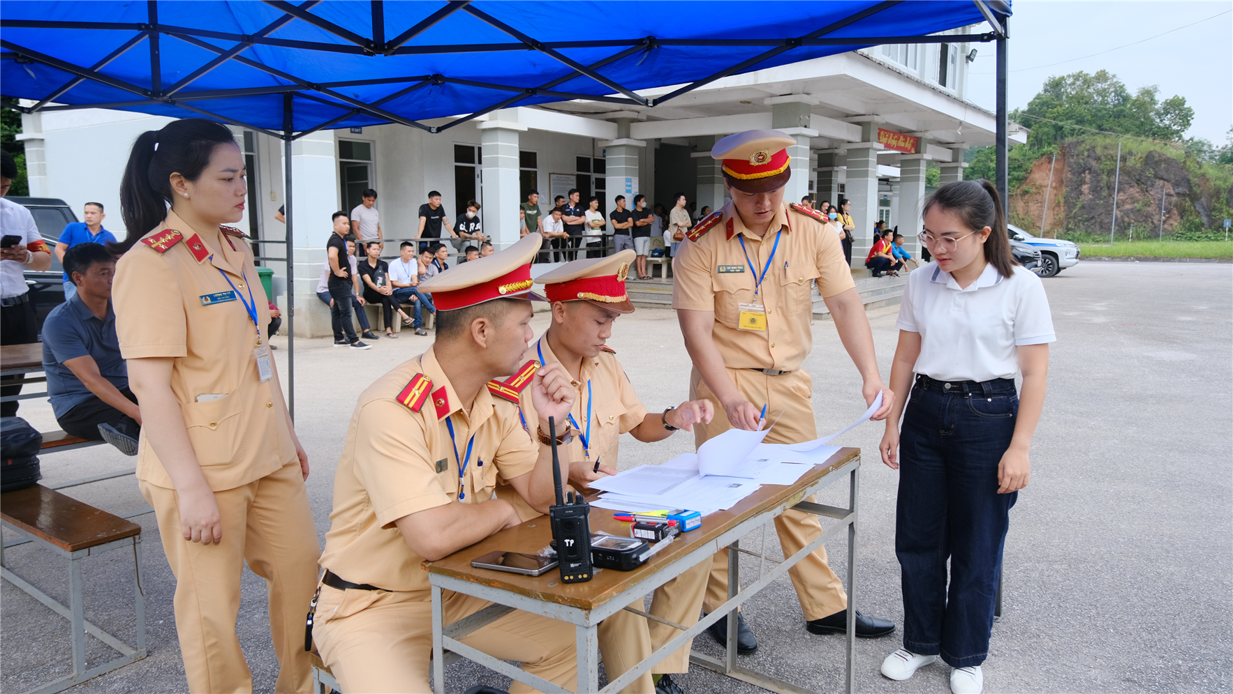 Cán bộ Phòng CSGT tiến hành sát hạch phần thi thực hành trên sân.
