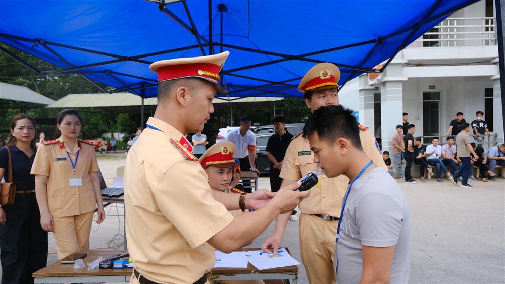 Kiểm tra nồng độ cồn các thí sinh trước khi tham gia thi.