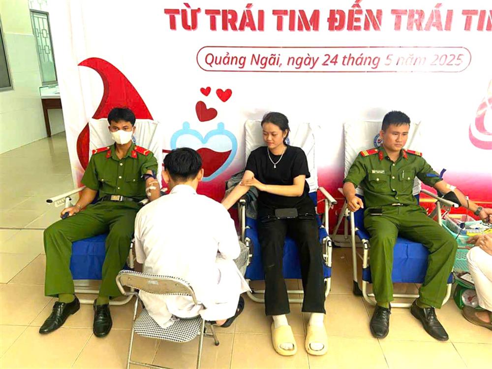 Cán bộ, chiến sĩ Phòng Cảnh sát cơ động kịp thời hiến máu cứu người.