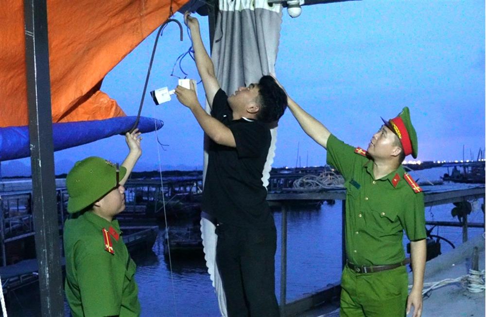 Công an xã Hoàng Tân hỗ trợ người dân lắp đặt camera ngoài biển.