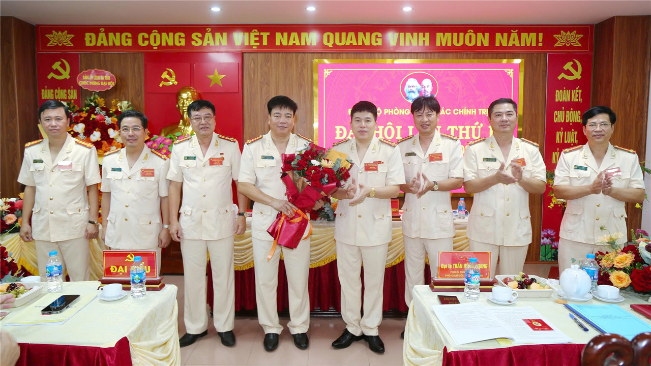 Đại tá Trần Hồng Quang, Phó Bí thư Đảng ủy, Phó Giám đốc Công an tỉnh tặng hoa chúc mừng Ban Chấp hành khóa mới Phòng Công tác chính trị.