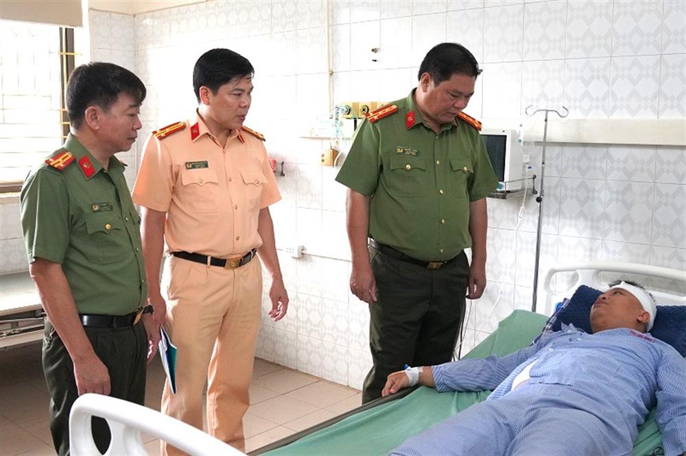 Đại tá Nguyễn Thành, Phó Giám đốc Công an tỉnh thăm hỏi đồng chí Đỗ Đức Trung đang điều trị tại Bệnh viện Đa khoa tỉnh Hòa Bình