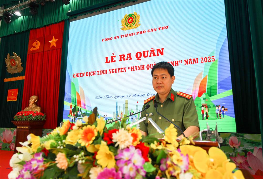 Trung tá Đinh Tùng An, Phó Giám đốc Công an thành phố phát biểu tại buổi Lễ.