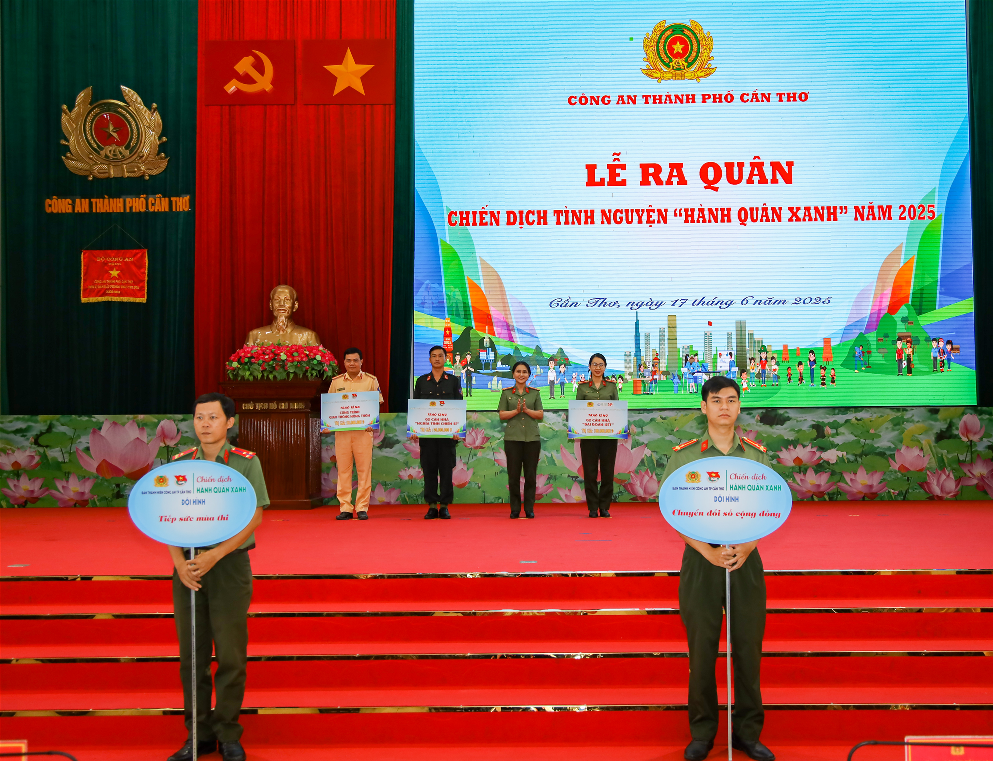 Trao bảng tượng trưng kinh phí xây dựng các công trình thanh niên.