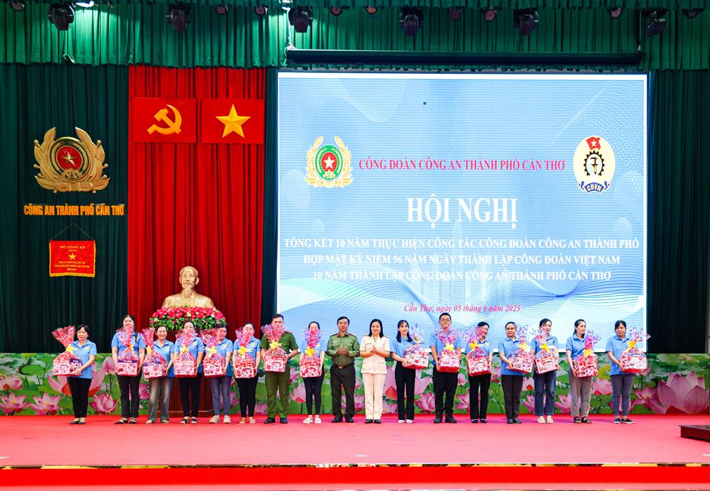 Tặng quà tri ân các cán bộ, đoàn viên công đoàn.