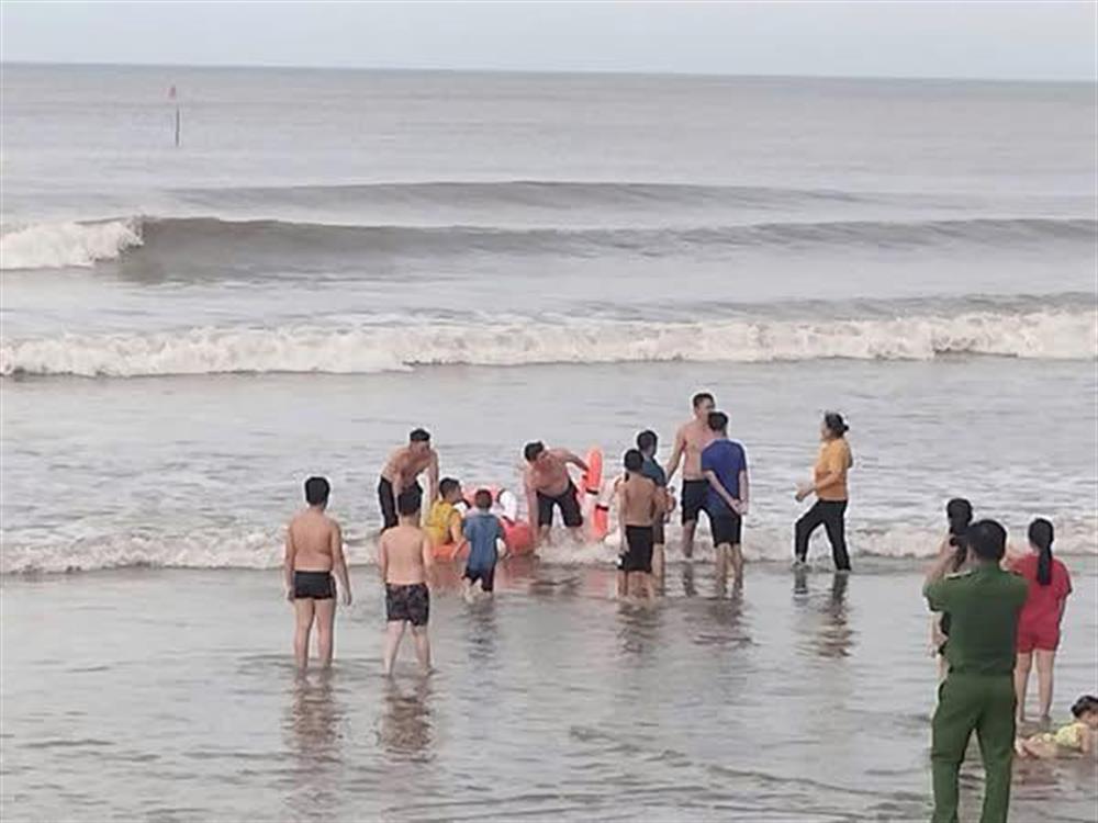 Đại úy Hoàng Văn Bé kể lại, thời điểm xảy ra vụ việc, sóng đánh dữ dội, từng đợt cao quá đầu người, khiến việc tiếp cận nạn nhân gặp khó khăn.