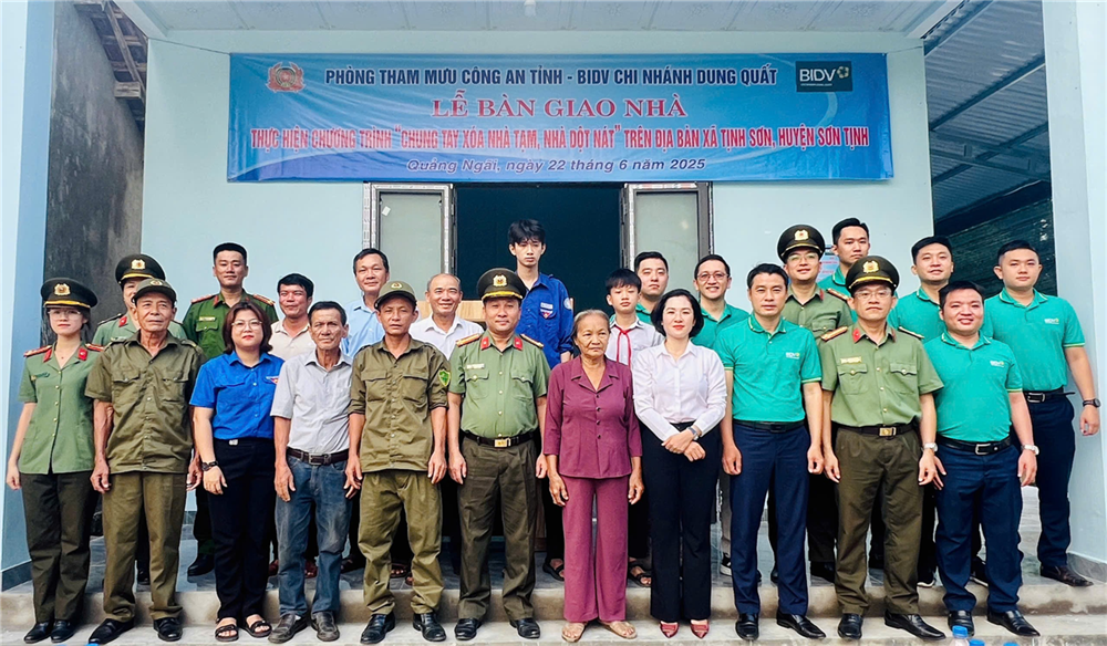 Các đại biểu và gia đình bà Nguyễn Thị Điểu tại Lễ bàn giao nhà.