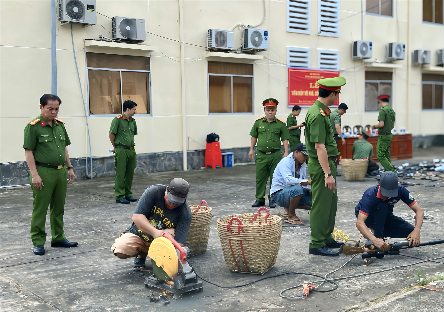 Việc tiêu hủy vũ khí, công cụ hỗ trợ được thực hiện dưới sự giám sát của Hội đồng tiêu hủy; đảm bảo nguyên tắc tuyệt đối an toàn cho người và phương tiện.