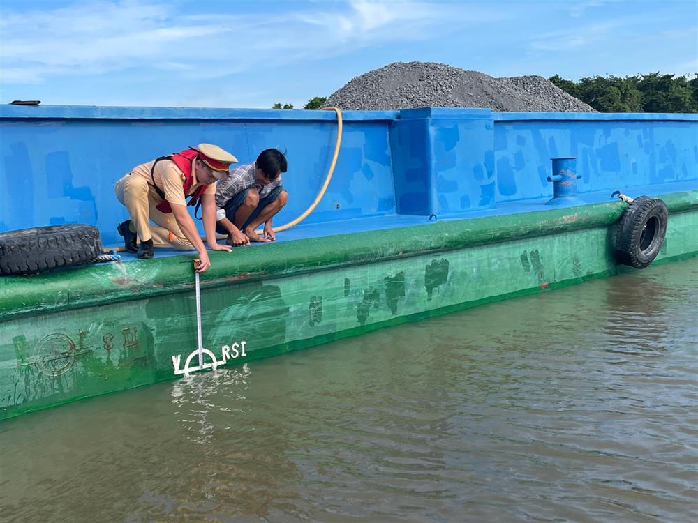 CSGT Bình Dương kiểm tra phương tiện vận chuyển sỏi, đá.