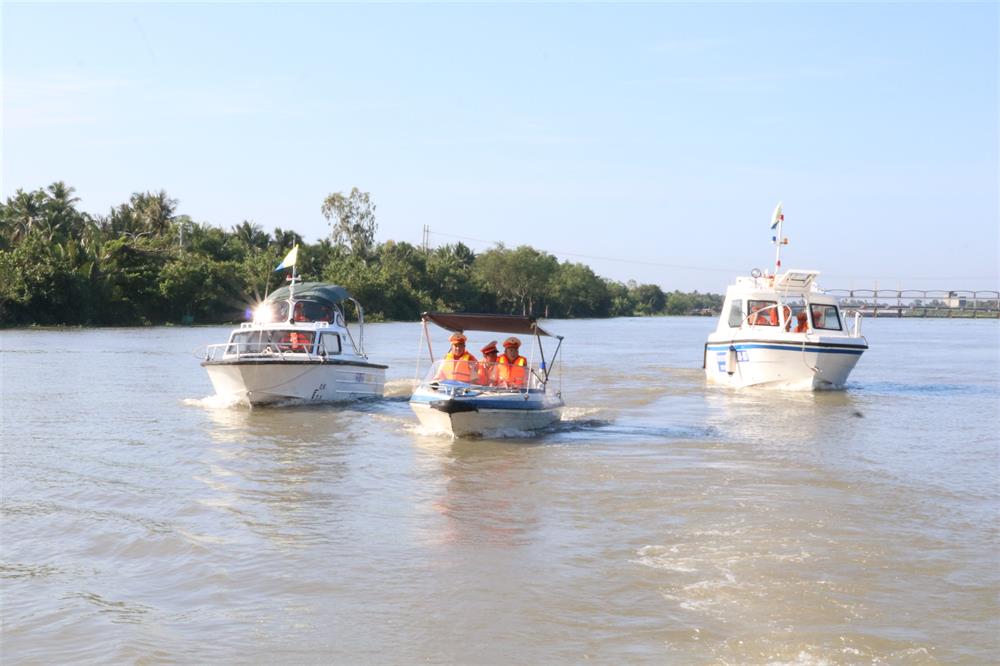 CSGT Trà Vinh ra quân tổng kiểm soát.
