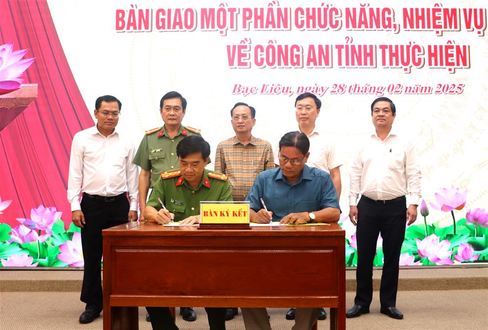 Lãnh đạo Công an tỉnh ký kết tiếp nhận một số nhiệm vụ từ các sở, ngành.