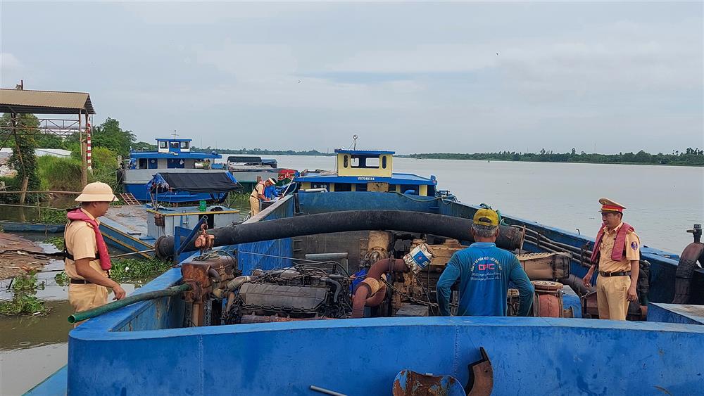 Lực lượng Cảnh sát giao thông cho các chủ phương tiện cam kết và tự nguyện tháo gỡ thiết bị bom hút cát, sỏi.