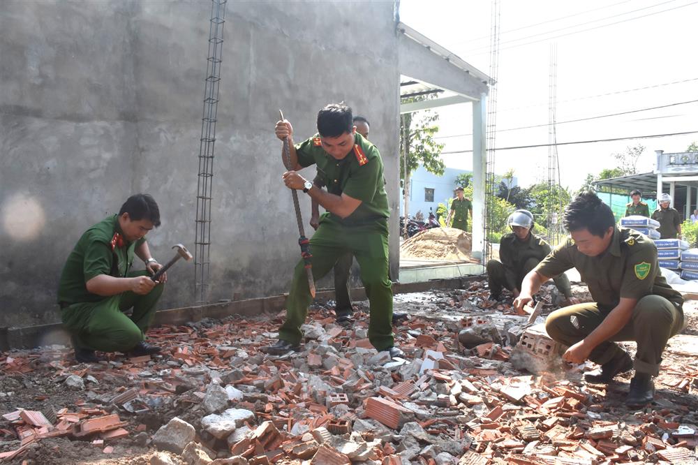 Lực lượng Công an tham gia ngày công giúp đỡ xây dựng nhà.