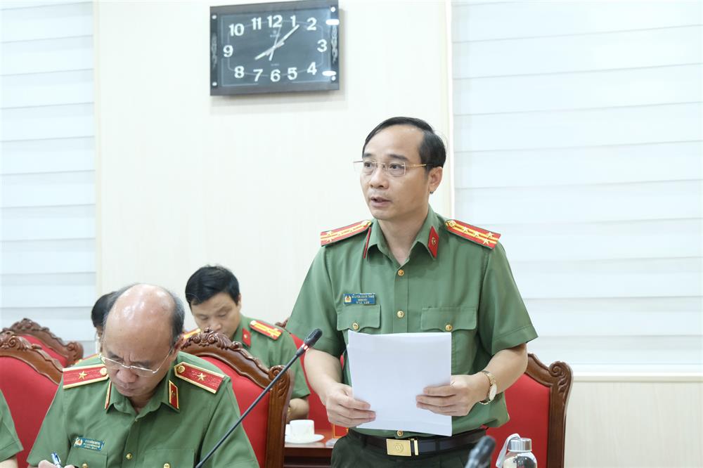 Đại tá Nguyễn Xuân Thao, Giám đốc Công an tỉnh trình bày dự thảo báo cáo chính trị.