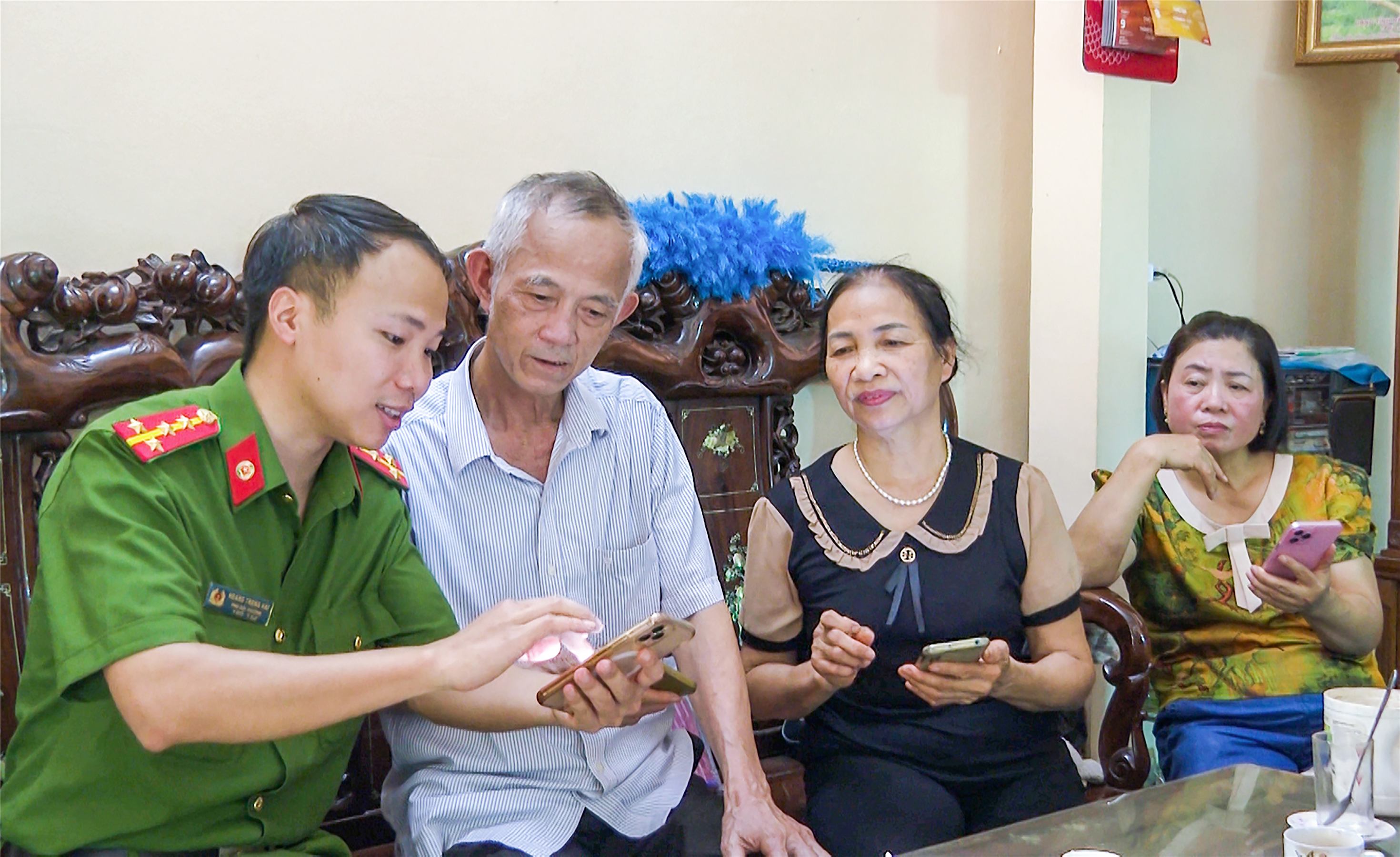  Đại úy Hoàng Trọng Hải tuyên truyền, hướng dẫn người dân phòng ngừa tội phạm trên không gian mạng.