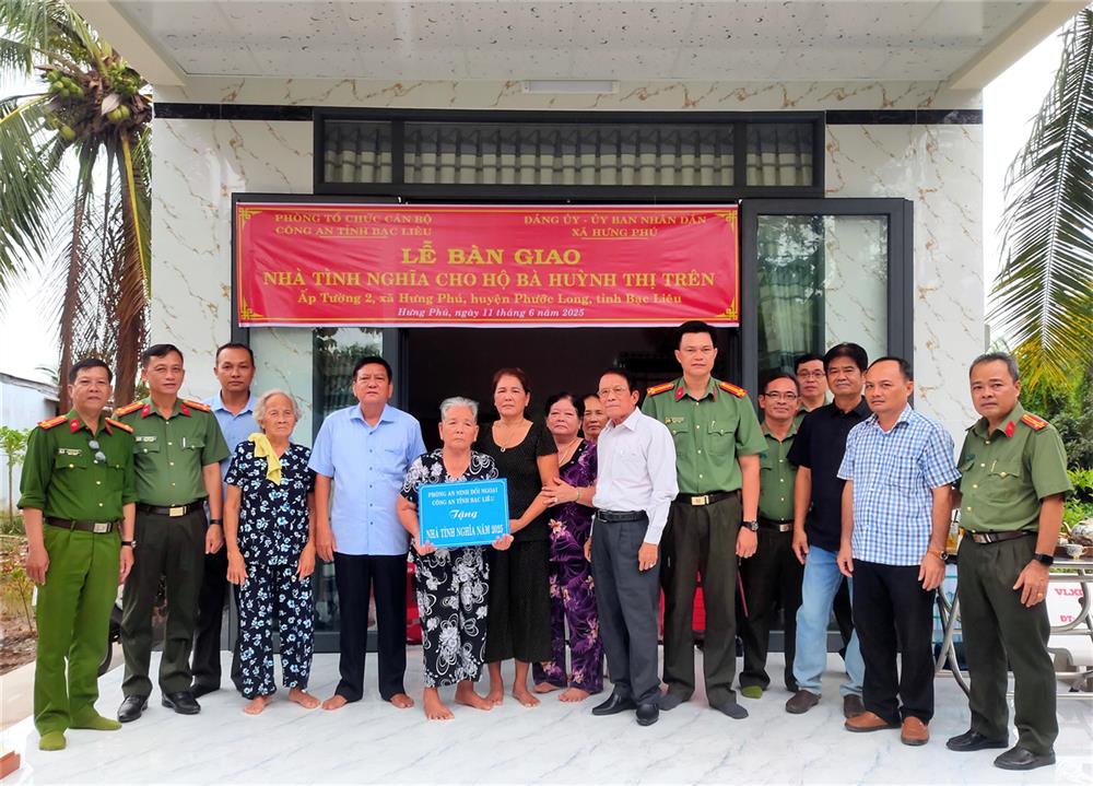 Bàn giao nhà tình nghĩa tặng gia đình bà Huỳnh Thị Trên.