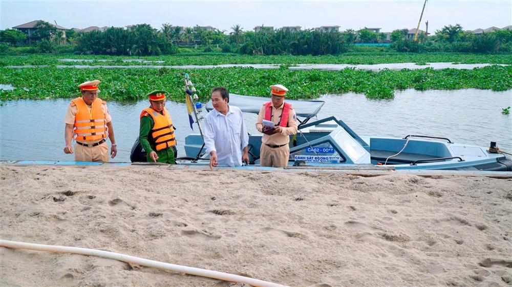 CSGT Long An kiểm tra phương tiện chở cát.