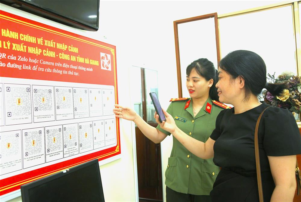 Cán bộ Phòng Quản lý xuất, nhập cảnh, Công an tỉnh Hà Giang hướng dẫn người dân giải quyết thủ tục trên môi trường mạng.