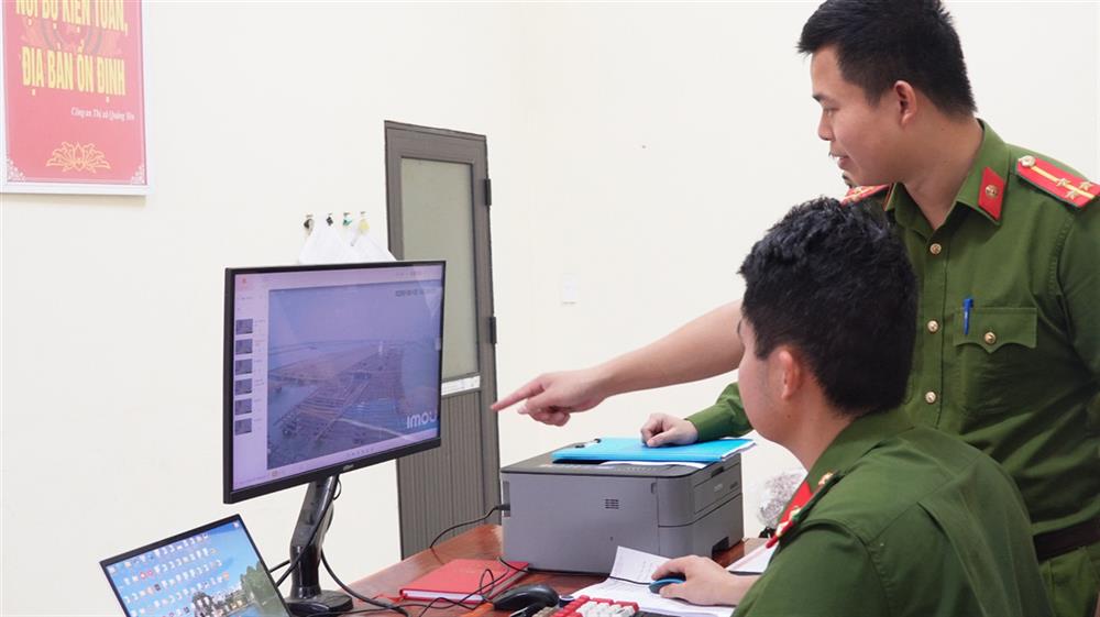 Công an xã Hoàng Tân kiểm tra hệ thống camera kết nối ra biển phát hiện người dân bị nạn trên biển.