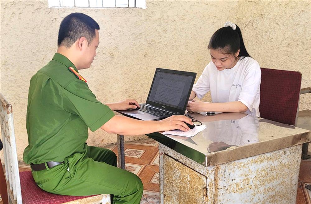 Cơ quan Cảnh sát điều tra tống đạt quyết định và lệnh đối với Lê Thị Nguyệt.