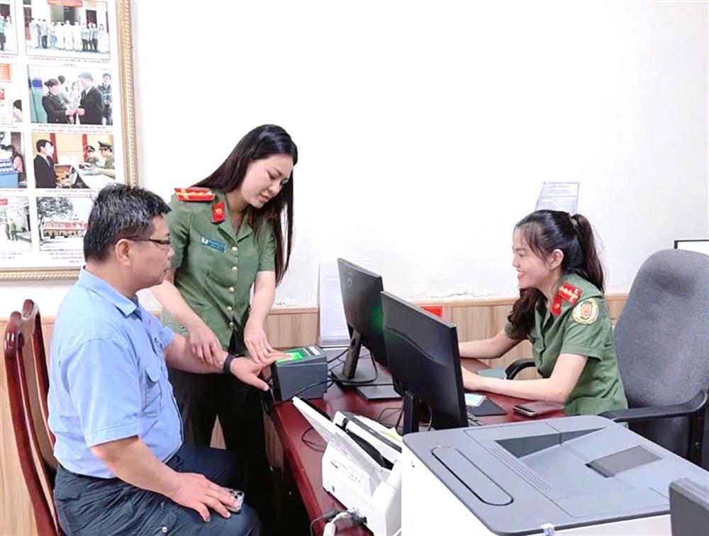 Lực lượng Quản lý xuất nhập cảnh tiến hành tiếp nhận hồ sơ đề nghị cấp cho người nước ngoài.