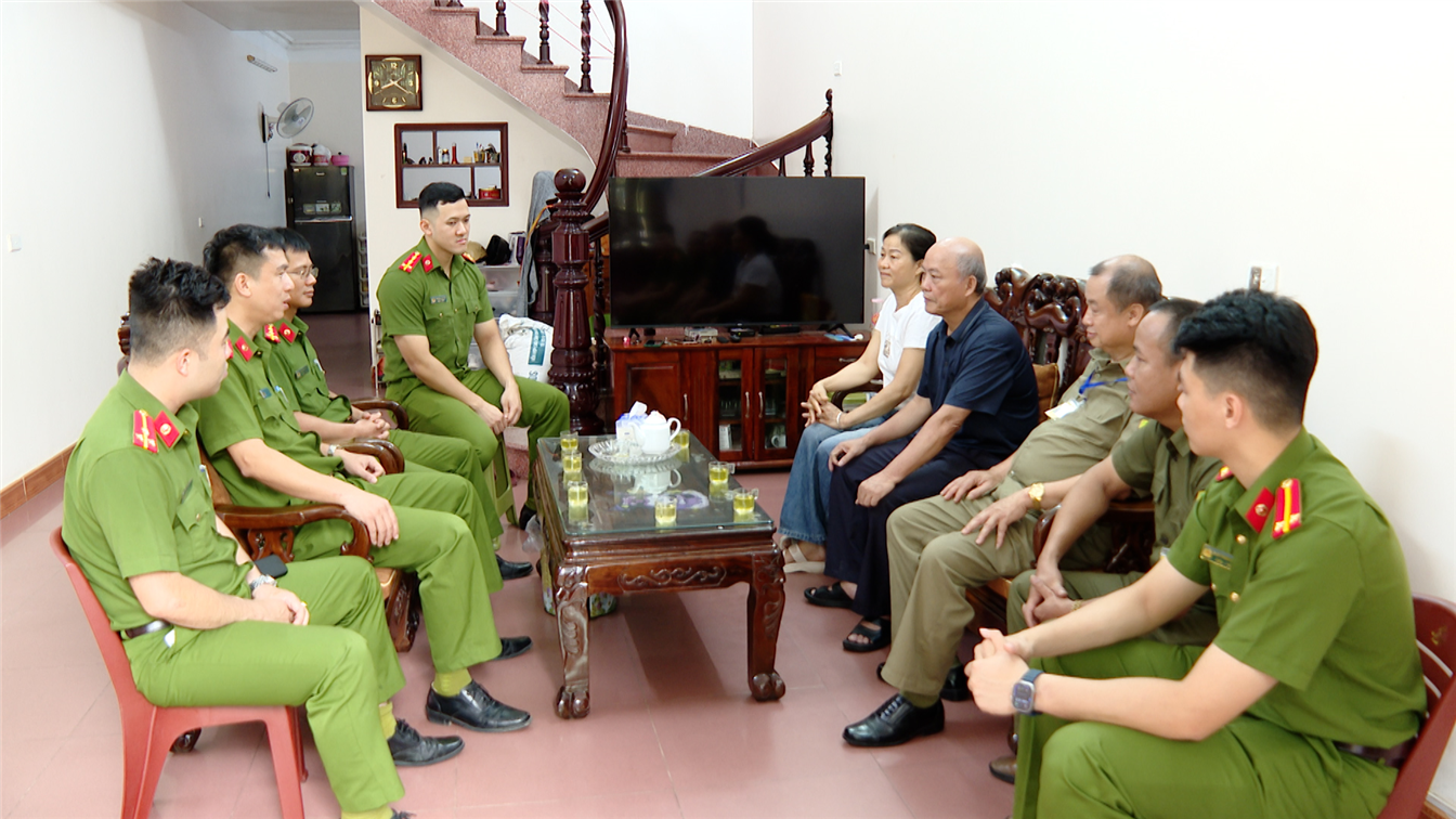 Tổ công tác Công an phường cùng lực lượng tham gia bảo vệ ANTT ở cơ sở xuống địa bàn nắm tình hình, tuyên truyền nâng cao nhận thức của người dân trên địa bàn.