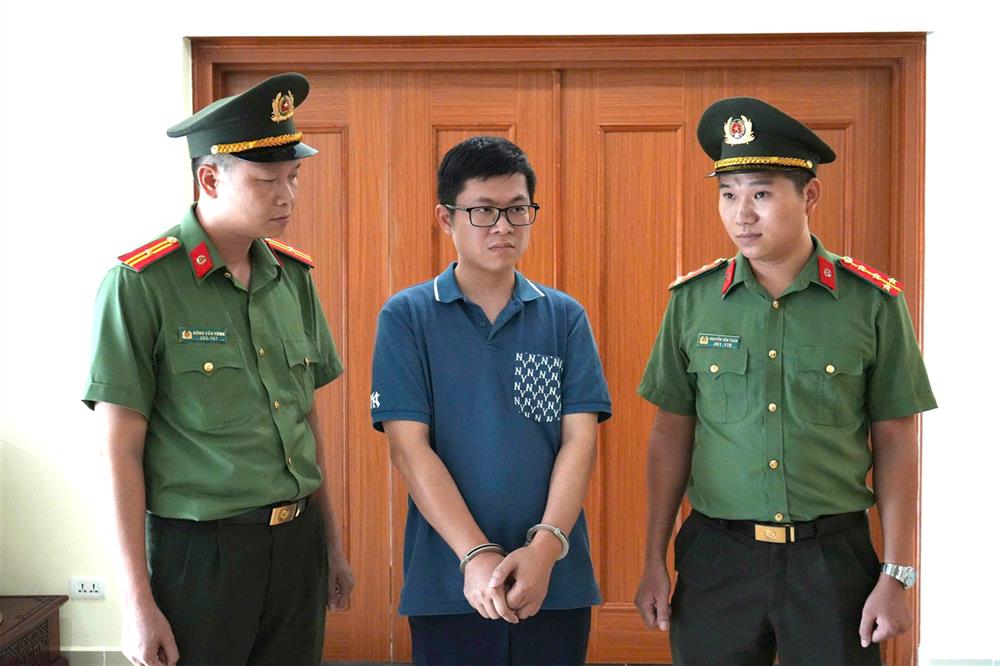 Cơ quan An ninh điều tra Công an tỉnh Tuyên Quang tống đạt quyết định và lệnh đối với Đinh Mạnh Dũng.