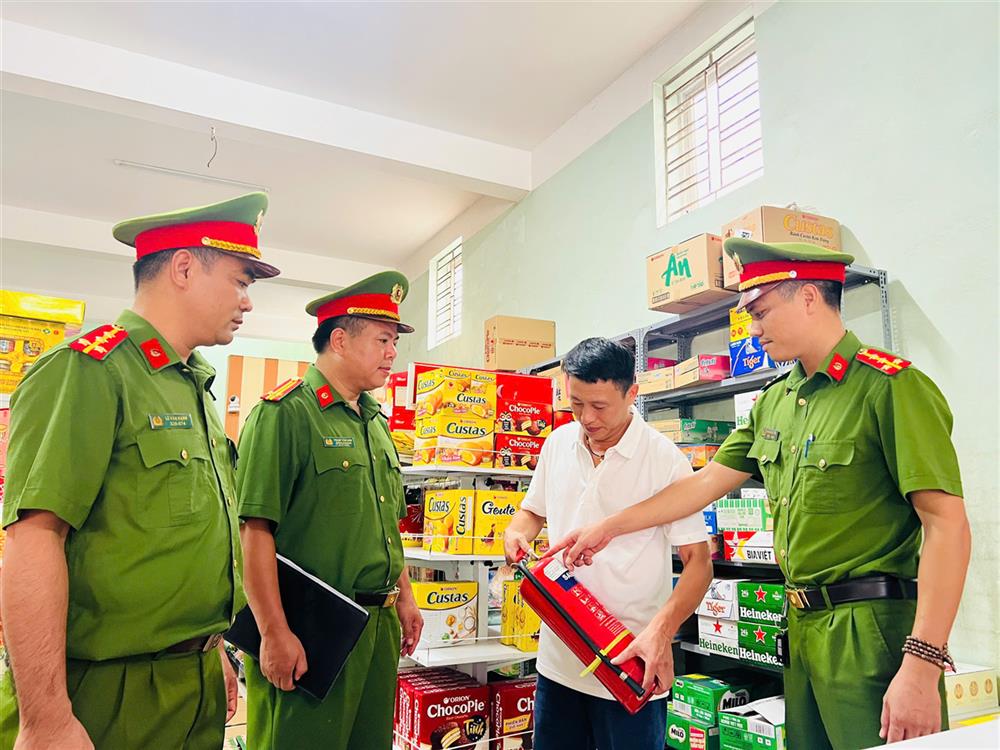 Công an phường Xuân Hòa tuyên tuyên công tác đảm bảo ANTT đến các hộ kinh doanh trên địa bàn phường.