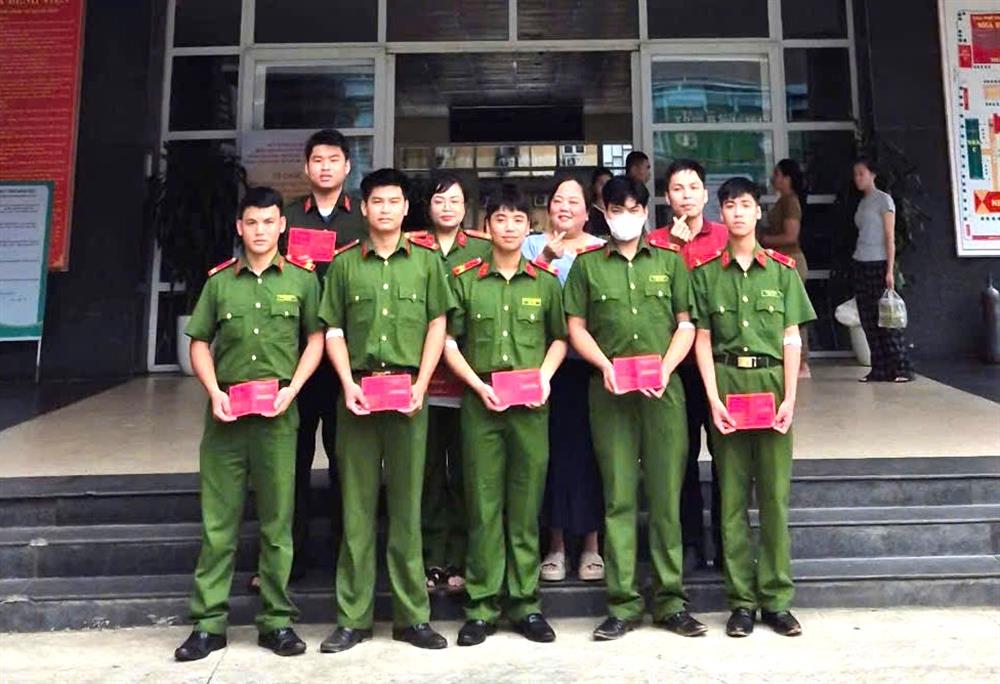 Cán bộ, chiến sĩ Trại tạm giam số 2, Công an tỉnh Tuyên Quang kịp thời hiến 07 đơn vị máu giúp đỡ các bệnh nhân đang cần máu cấp cứu.  