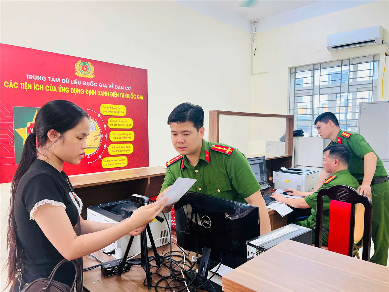 Công an Phường Xuân Hòa giải quyết các thủ tục hành chính cho người dân trên địa bàn.
