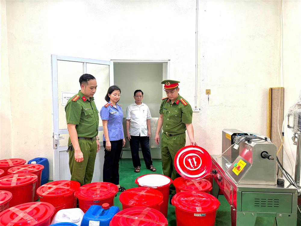 Cơ quan Công an khám xét và thu giữ một số tang vật tại xưởng sản xuất của đối tượng.