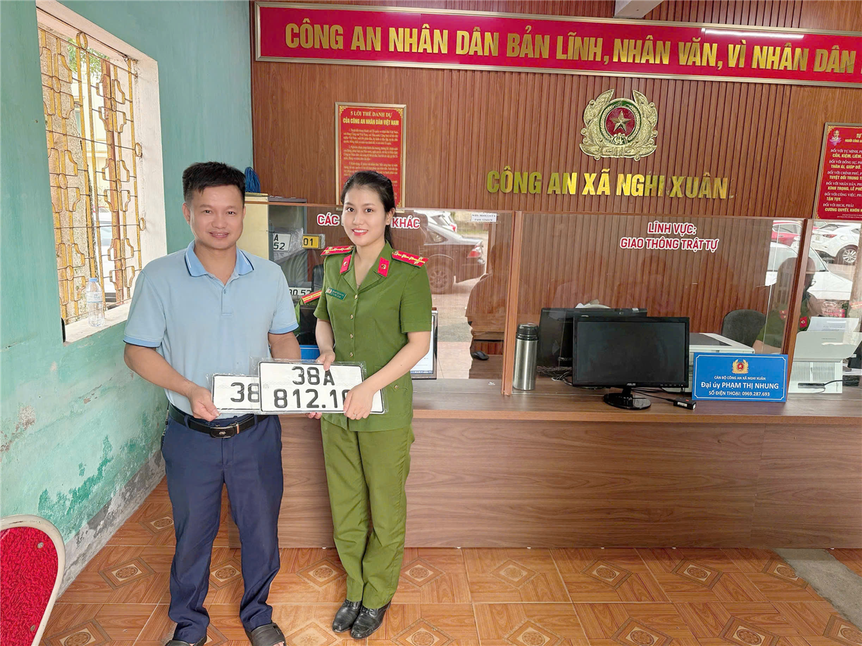 Công an xã tiến hành các thủ tục đăng ký phương tiện cho người dân theo quy định.