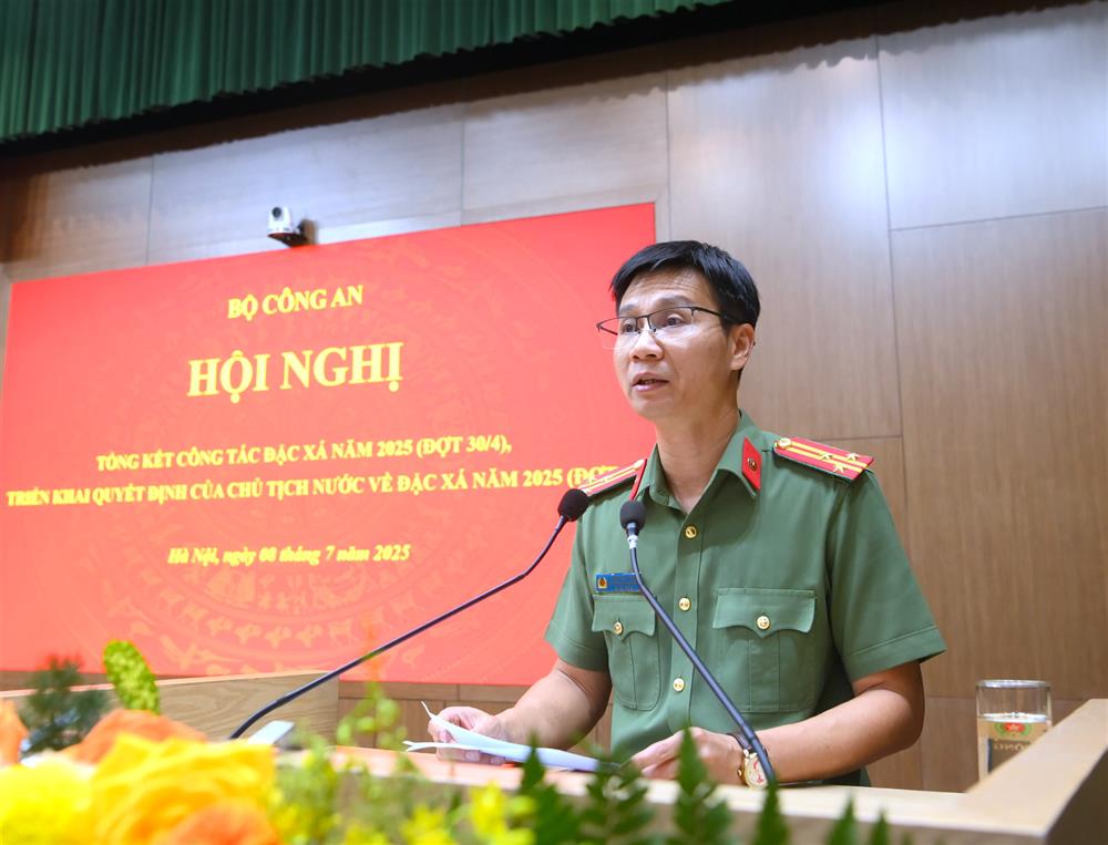 Thượng tá Phạm Hữu Phúc, Phó Chánh Văn phòng Bộ Công an báo cáo tóm tắt kết quả công tác đặc xá năm 2025 (đợt 30/4).
